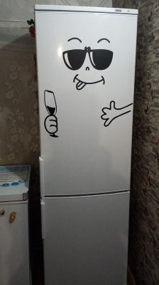 Наклейка на холодильник "Винишко и очки"